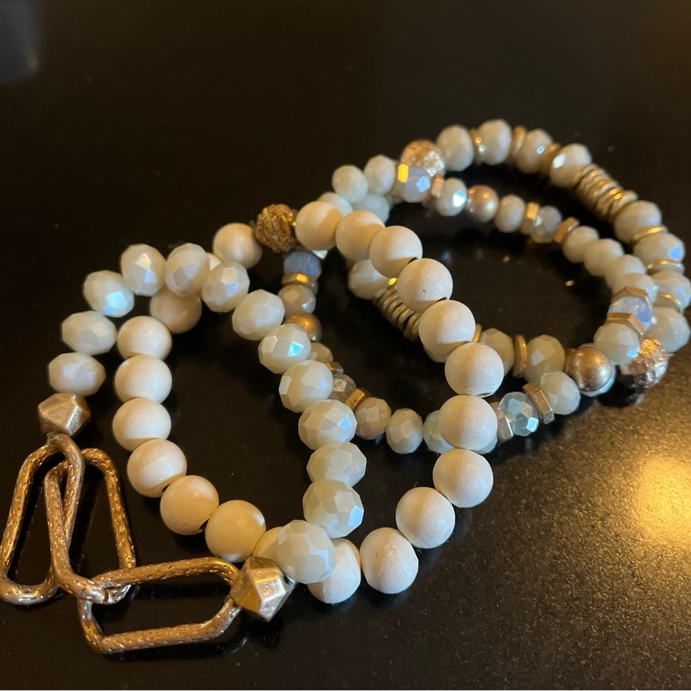 Set of 4 gold and white bracelets